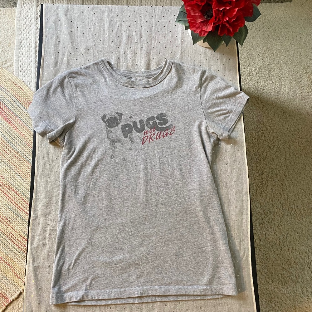 Women’s Vintage Fossil Grey Pugs Not Drugs T-Shirt Size M
